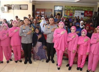 Kapolres Cirebon Kota Berikan Pesan Kamtibmas dan Bagikan Puluhan Sembako Dalam Kegiatan Jumat Curhat