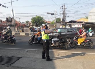 Sebar Personil Polsek Kedawung Polres Cirebon Kota Gatur Pagi Urai Kemacetan