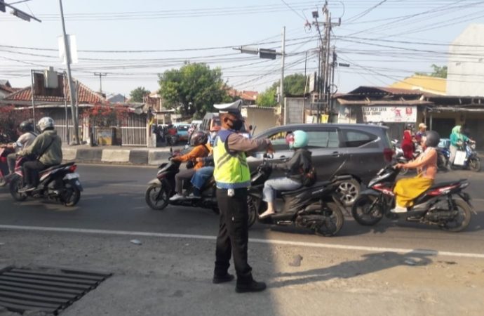 Sebar Personil Polsek Kedawung Polres Cirebon Kota Gatur Pagi Urai Kemacetan