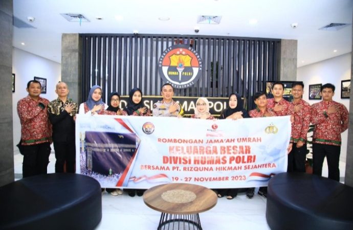 Kadivhumas Polri Berangkatkan 15 Orang Ibadah Umroh Dalam Rangka Hari Jadi ke-72 Humas Polri