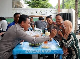Raut Wajah Bahagia Nenek Nengti, Daganganya Habis Dibeli dan Dihantar Pulang Oleh Kapolres Cirebon Kota