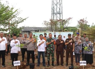 Polresta Cirebon Tanam Ribuan Bibit Tanaman Dalam Penanaman Pohon Serentak se-Indonesia