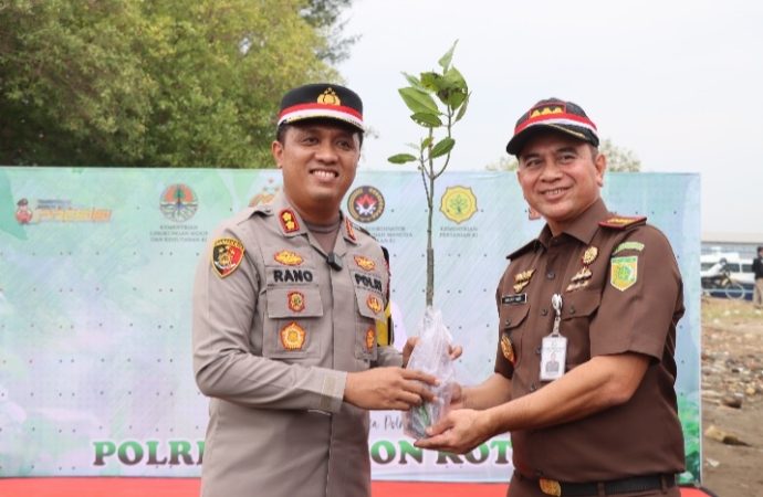 Polres Cirebon Kota Gelar Penanaman Pohon Serentak
