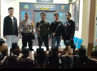Ikuti Peran Hendak Tawuran Konten, Delapan Remaja Bersenjata Pedang Diamankan Polsek Kesambi