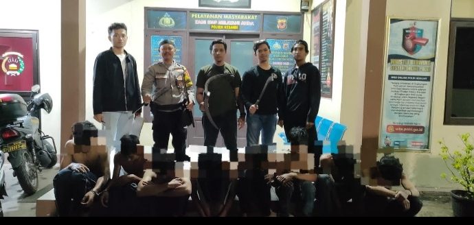 Ikuti Peran Hendak Tawuran Konten, Delapan Remaja Bersenjata Pedang Diamankan Polsek Kesambi