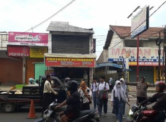 Sebrangkan Warga, Personil Polsek Seltim Polres Cirebon Kota Implementasikan Yanmas Gatur Pagi