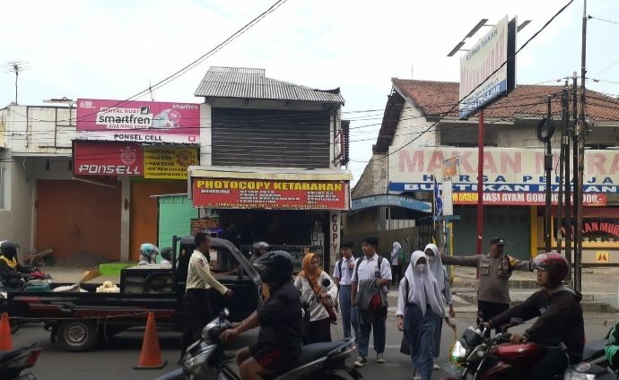 Sebrangkan Warga, Personil Polsek Seltim Polres Cirebon Kota Implementasikan Yanmas Gatur Pagi