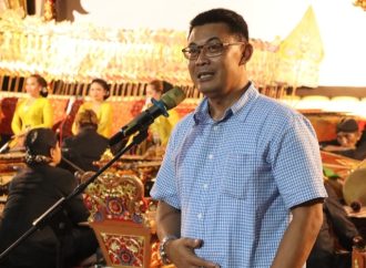 Gelar Wayang Kulit, Ajak Masyarakat Gempur Rokok Ilegal