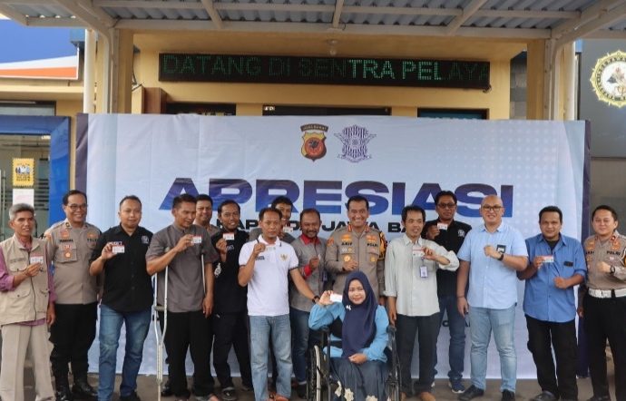 Polresta Cirebon Berikan SIM D Gratis ke Penyandang Difabel