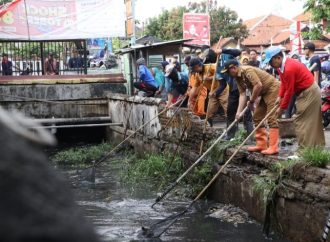 Ajib Ah, Pj Bupati Keruk Sampah di Pasar Kodim Brebes