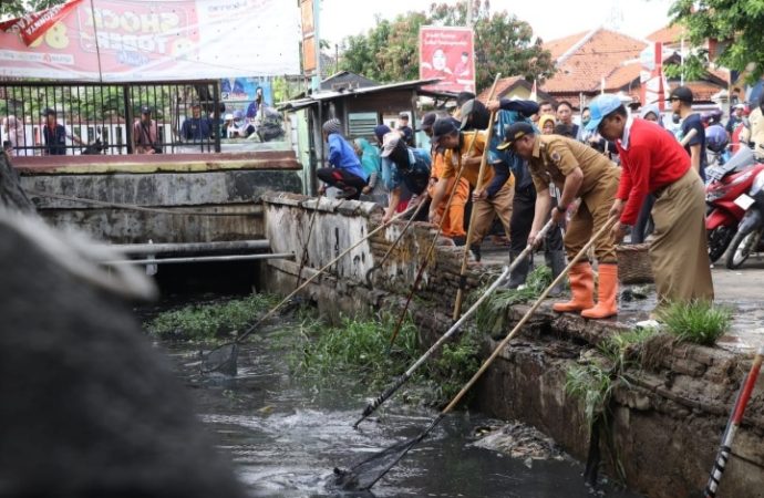 Ajib Ah, Pj Bupati Keruk Sampah di Pasar Kodim Brebes