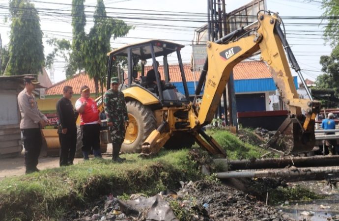 Antisipasi Banjir, Dandim Resik-resik Pasar