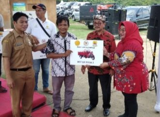 Pembagian Alat Pertanian Bantuan Asfirasi Vindy Faradilah,SE Caleg DPR RI Dapil 8