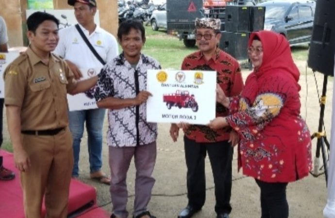 Pembagian Alat Pertanian Bantuan Asfirasi Vindy Faradilah,SE Caleg DPR RI Dapil 8