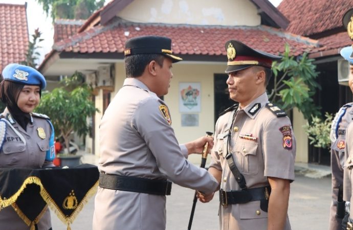 Kapolres Cirebon Kota Pimpin Upacara Sertijab Kasat Intelkam