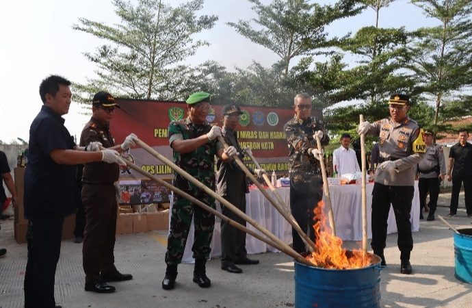 Jelang Nataru, Polres Cirebon Kota Musnahkan Puluhan Ribu Miras dan Obat Terlarang