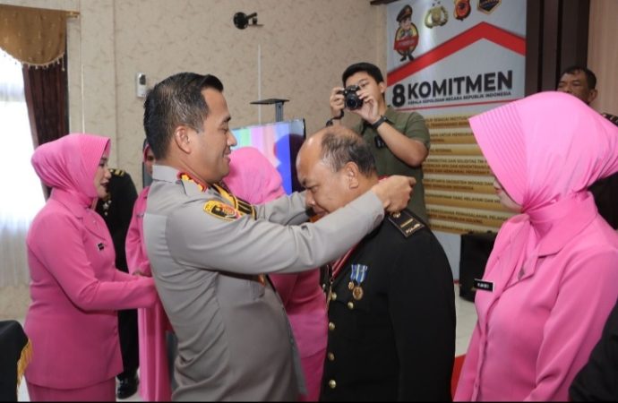 Polresta Cirebon Gelar Pelepasan Wisuda Purna Bhakti Anggota Polri dan ASN