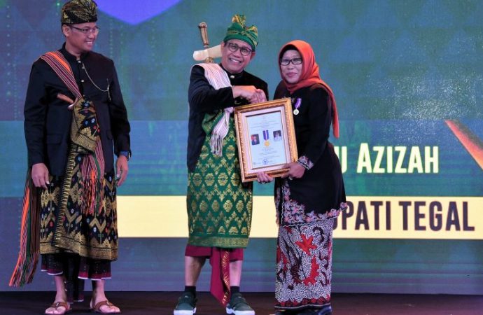 Kemendes PDTT Anugerahkan Penghargaan Nasional ke Bupati Tegal dan Desa Guci