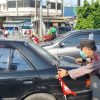 Aksi Sigap Personel Pos Pam Polresta Cirebon Bantu Mobil Pemudik yang Mogok di Palimanan