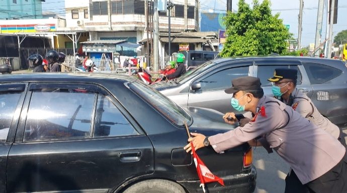 Aksi Sigap Personel Pos Pam Polresta Cirebon Bantu Mobil Pemudik yang Mogok di Palimanan