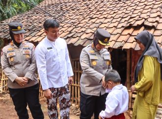 Kapolresta Cirebon Sambangi Warga dan Berikan Bantuan Renovasi Rumah Tidak Layak Huni