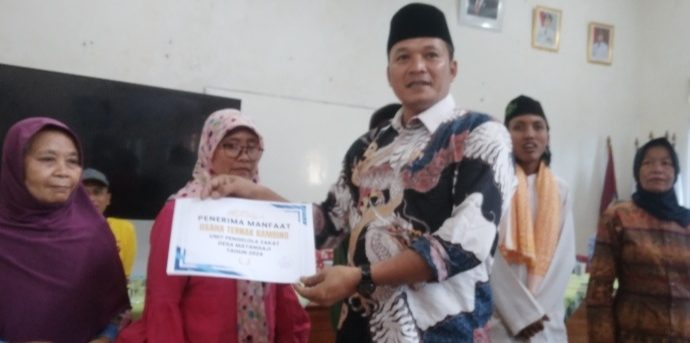 Pelaksanaan Penyerahan Zakat Mal di Balai Desa Matangaji, Upaya Tingkatkan Kesejahteraan Warga