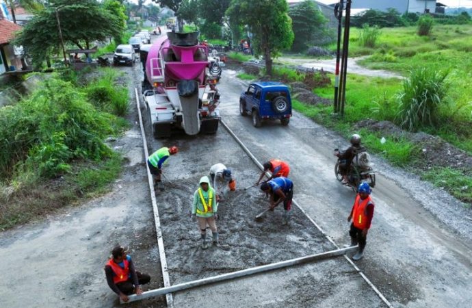 Paket Pekerjaan Pelebaran Jalan Semboja-Randusari Gunakan Rigid Beton