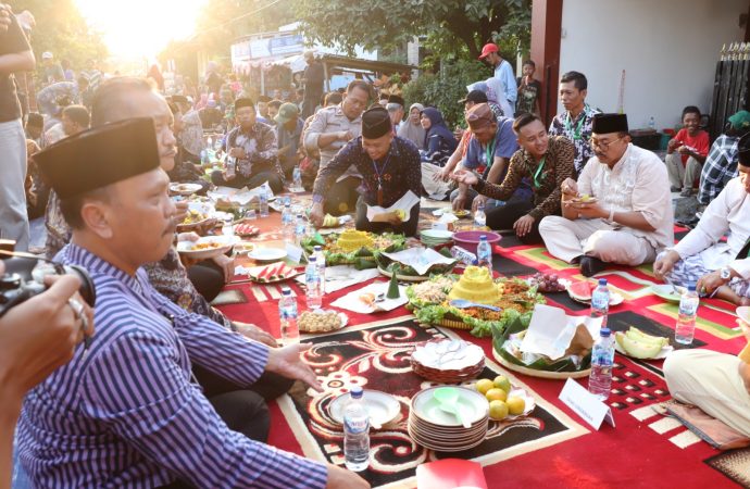Syukuran Perbaikan Jalan Desa, Warga Bangsri Mangan Berkat Bareng Pejabat