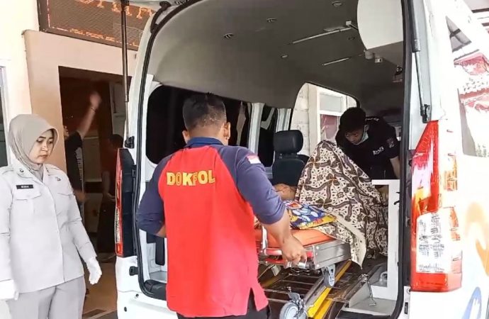 Ambulans Dokkes Polresta Cirebon Bantu Rujuk Warga Sidawangi ke RSUD Waled