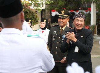 Pjm B Bupati dan Dandirebes Apresiasi Petugas Upacara Penurunan Bendera