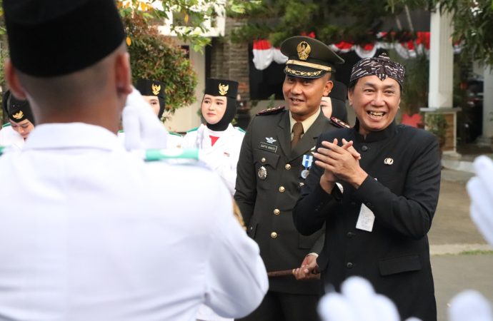 Pjm B Bupati dan Dandirebes Apresiasi Petugas Upacara Penurunan Bendera