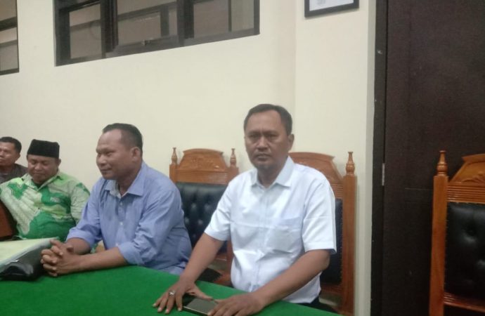 Forum Masyarakat Ambulu Peduli Menghendaki Kuwu 2 Periode Turun dari Jabatan