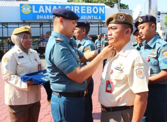 Danlanal Cirebon Pimpin Upacara Kenaikan Pangkat Prajurit dan PNS Lanal Cirebon