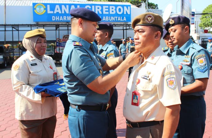 Danlanal Cirebon Pimpin Upacara Kenaikan Pangkat Prajurit dan PNS Lanal Cirebon