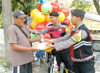 Polresta Cirebon Bagikan Makanan Sehat Gratis Kepada Masyarakat