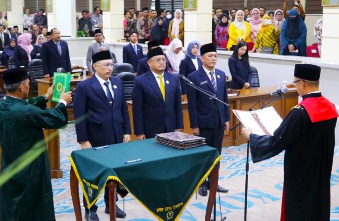 Sumpah Janji Ketua dan Wakil Ketua DPRD Kota Cirebon Dibawah Qur’an