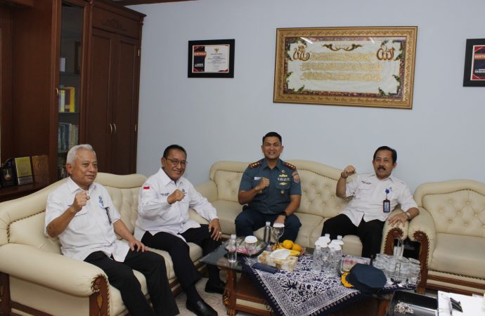 Jalin Silaturahmi, Danlanal Cirebon Sambangi Dirut Perumda Air Minum Tirta Giri Nata