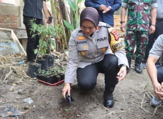 Polresta Cirebon Bagikan Bibit Cabai, Ikan, dan Bioflok di Desa Trusmi Kulon
