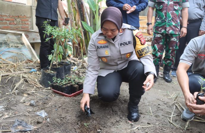 Polresta Cirebon Bagikan Bibit Cabai, Ikan, dan Bioflok di Desa Trusmi Kulon