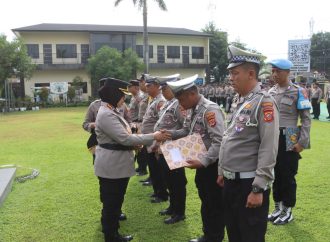 Kapolresta Cirebon, Apel Jam Pimpinan dan Beri Penghargaan kepada Anggota Berprestasi