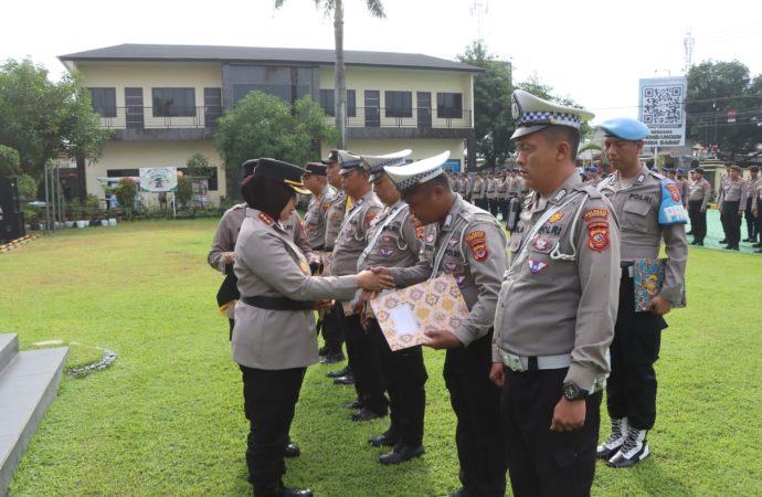 Kapolresta Cirebon, Apel Jam Pimpinan dan Beri Penghargaan kepada Anggota Berprestasi