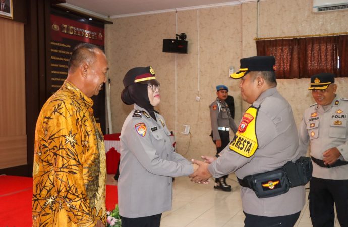 Personel Polresta Cirebon Mendapat Kenaikan Pangkat Pengabdian