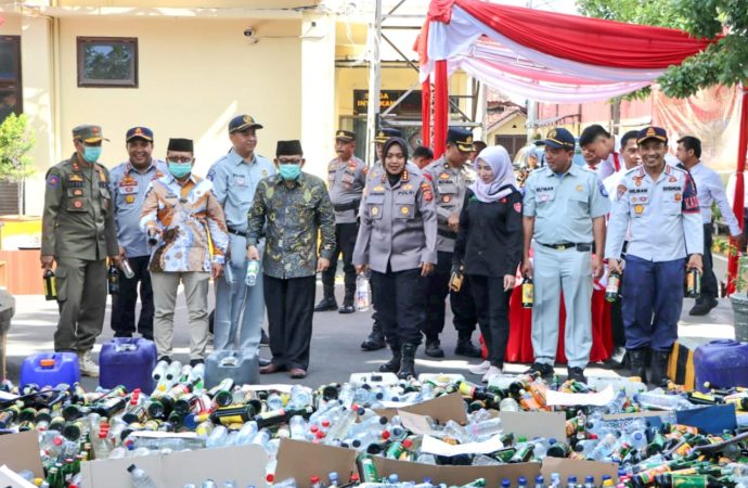Polresta Cirebon Musnahkan Ribuan Miras, Tanda Dimulai Ops Lilin Lodaya 2024