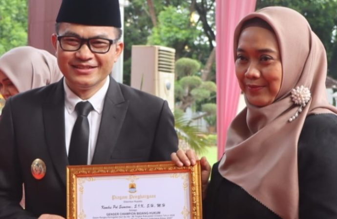 Hari Ibu ke-96, Kapolresta Cirebon Terima Penghargaan Gender Champions Bidang Hukum