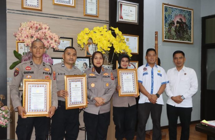 3 Personel Polresta Cirebon Raih Medali Perak dan Peringgu Kejuaraan Karate Kapolri Cup