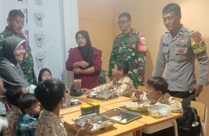 Danramil 1401/Kesambi Laksanakan Pendampingan Program Makan Bergizi Gratis.