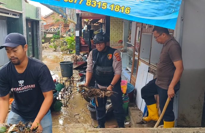 Polresta Cirebon Laksanakan Monitoring Banjir dan Bakti Sosial Pasca Banjir