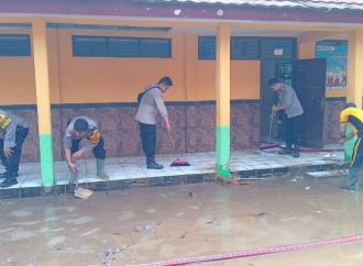 Pasca Banjir, Kapolsek Weru Polresta Cirebon Gelar Bakti Sosial di SDN 1 Setu Wetan