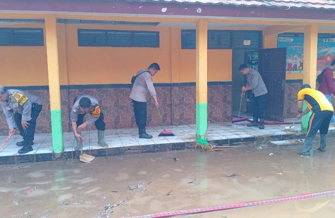 Pasca Banjir, Kapolsek Weru Polresta Cirebon Gelar Bakti Sosial di SDN 1 Setu Wetan