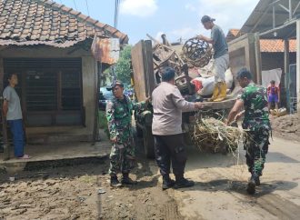Karya Bhakti Pasca Bencana Banjir Dilaksanakan Gotong Royong  di Desa Palir 